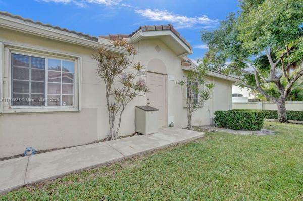 Banyan Oakridge, 4977 SW 32nd Ter, Dania Beach, Florida 33312, image 1