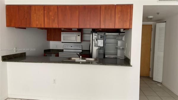 The Club At Brickell Bay, 1200 Brickell Bay Dr #2007, Miami, Florida 33131, image 3