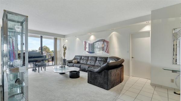 Hamptons West, 20281 E Country Club Dr #M6, Aventura, Florida 33180, image 1