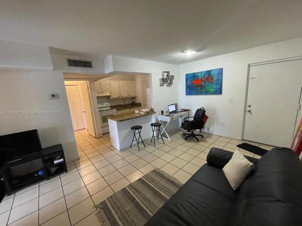 University Trail, 870 SW 129th Pl #207, Tamiami, Florida 33184, image 1