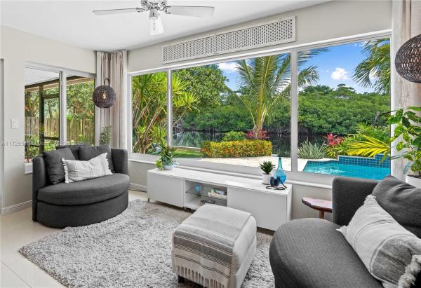 Tropical Manors, 425 NE 29th St, Wilton Manors, Florida 33334, image 1
