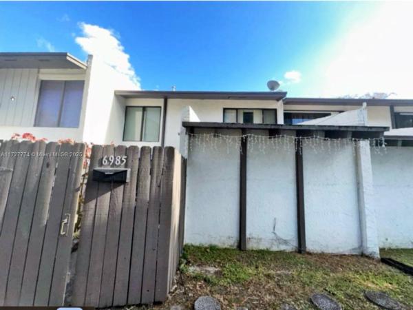 Snapper Creek Townhouses, 6985 SW 110th Ct, Kendall, Florida 33173, image 1