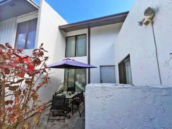 Snapper Creek Townhouses, 6985 SW 110th Ct, Kendall, Florida 33173, image 3