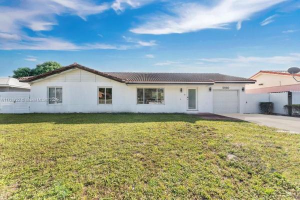 Country Lake Manors, 5810 NW 200th St, Hialeah, Florida 33015, image 1