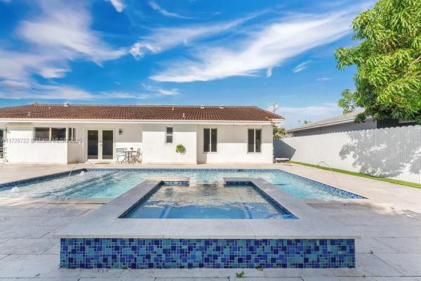 Country Lake Manors, 5810 NW 200th St, Hialeah, Florida 33015, image 3