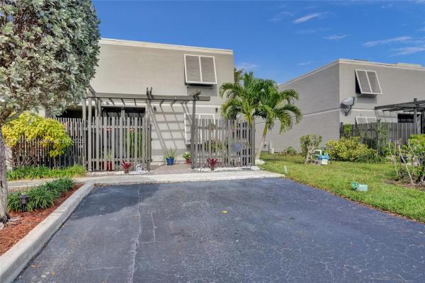 Villas Lakes, 11281 NW 15th Pl #11281, Pembroke Pines, Florida 33026, image 1