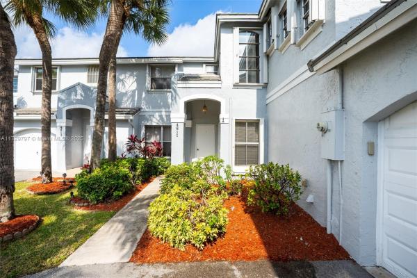 Les Chateaux, 4811 Grapevine Way, Davie, Florida 33331, image 1