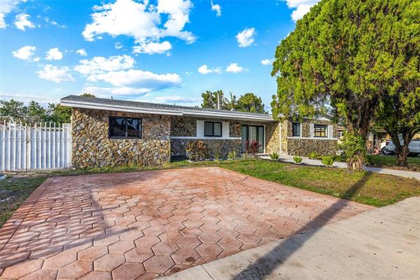 Highland Manor, 321 NE 180th Dr, North Miami Beach, Florida 33162, image 1