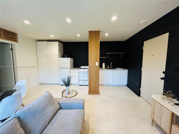 The Oaks At South Miami, 6310 SW 79th St #13, South Miami, Florida 33143, image 1