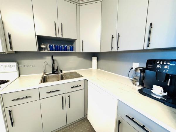 Woodside, 16950 W Dixie Hwy #a429, North Miami Beach, Florida 33160, image 1