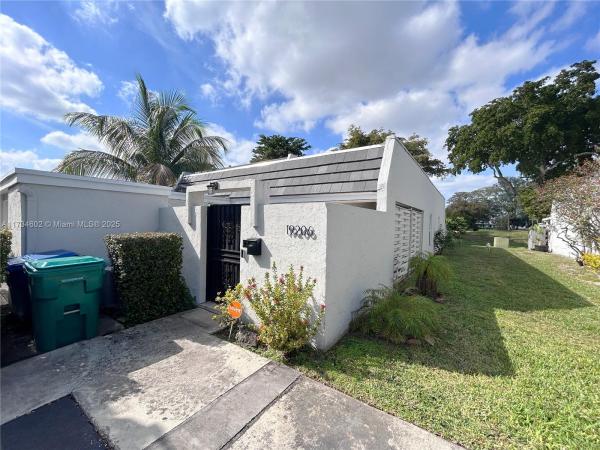 Country Club Of Miami Fairway Townhouses, 19206 Bobolink Dr #19206, Hialeah, Florida 33015, image 1