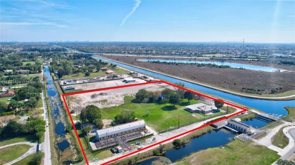 Country Club Ranches, 48 Sw Ct, Miramar, Florida 33027, image 2