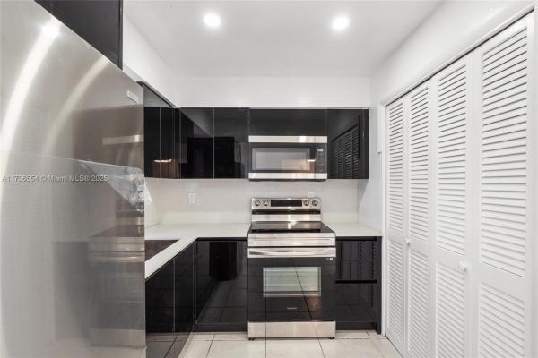Paradise Gardens 2, 2415 Lincoln St #204, Hollywood, Florida 33020, image 1