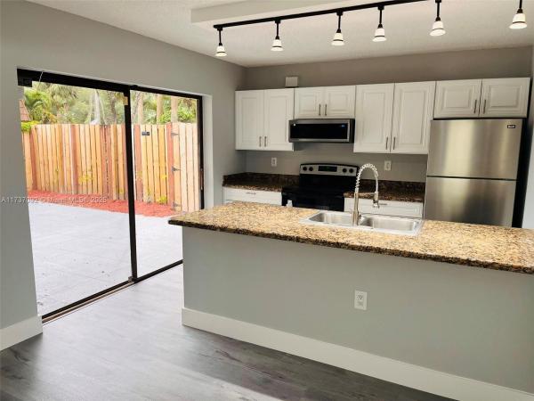 Waterside Luxury Townhomes, 529 Green Springs Pl, West Palm Beach, Florida 33409, image 3
