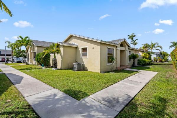 Westwind Lakes Garden Homes, 6605 SW 152nd Ct #05-40, Kendall West, Florida 33193, image 2
