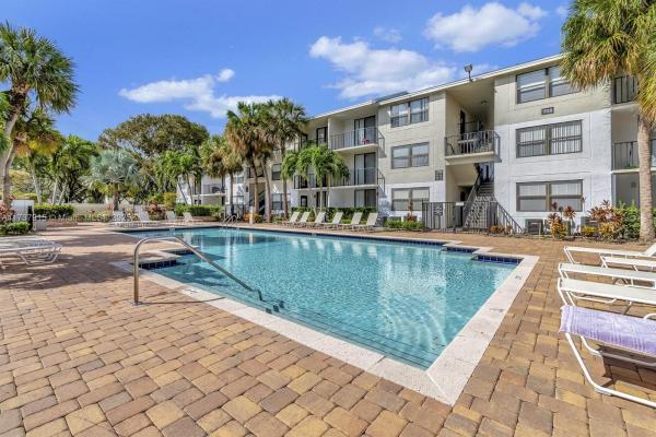 Bella Lago Vista At Clear Lake Club, 752 Executive Center Dr #37, West Palm Beach, Florida 33401, image 1