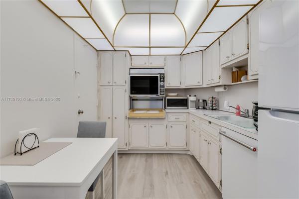 Arlen House West, 500 Bayview Dr #517, Sunny Isles Beach, Florida 33160, image 3