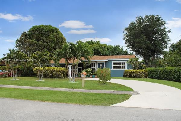 Berkeley Manor, 800 NW 176th Ter, Miami Gardens, Florida 33169, image 1