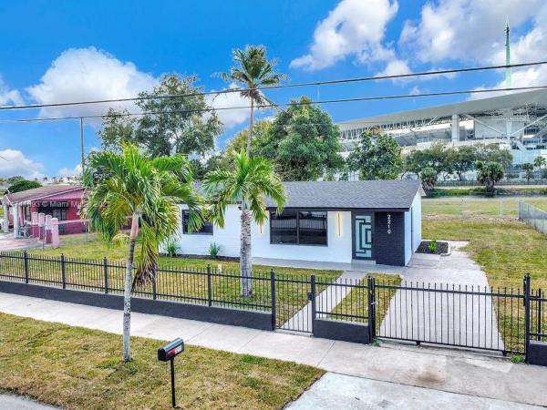 Lake Lucerne, 2210 NW 204th St, Miami Gardens, Florida 33056, image 1