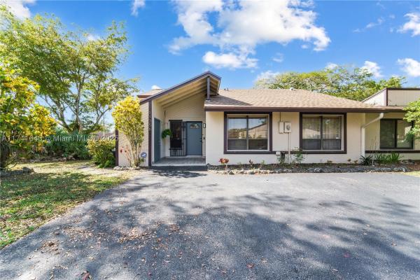 Heftler Townhouses, 11356 SW 116th Terrace Rd, Kendall, Florida 33176, image 1