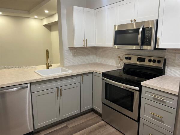 Oakland Forest Club, 3001 N Oakland Forest Dr #104, Oakland Park, Florida 33309, image 1