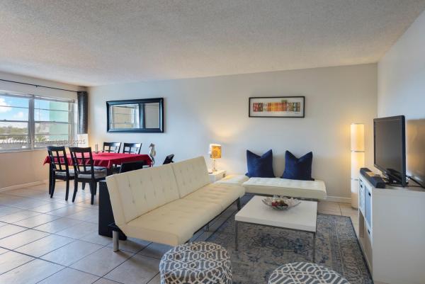 Carlyle Plaza, 7620 Carlyle Ave #404, Miami Beach, Florida 33141, image 1