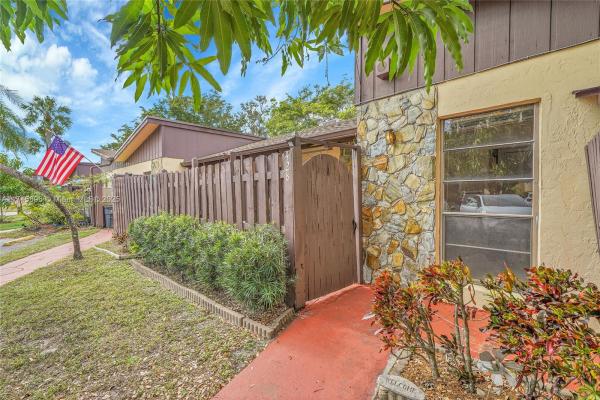 Villas At Carriage Hills Lakeside, 428 Briarwood Cir #4-27, Hollywood, Florida 33024, image 1