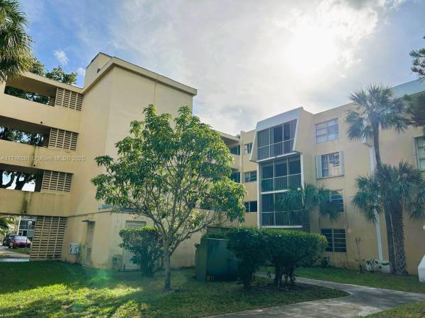 Lake Park, 942 NE 199th St #3E, Ives Estates, Florida 33179, image 1