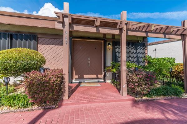 Harbourwood Villas, 367 Leslie Dr #1, Hallandale Beach, Florida 33009, image 1