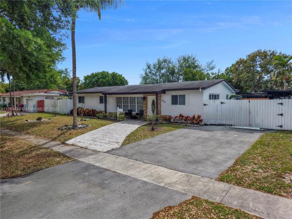 Pickwick Lake Estates, 810 NE 182nd St, North Miami Beach, Florida 33162, image 1