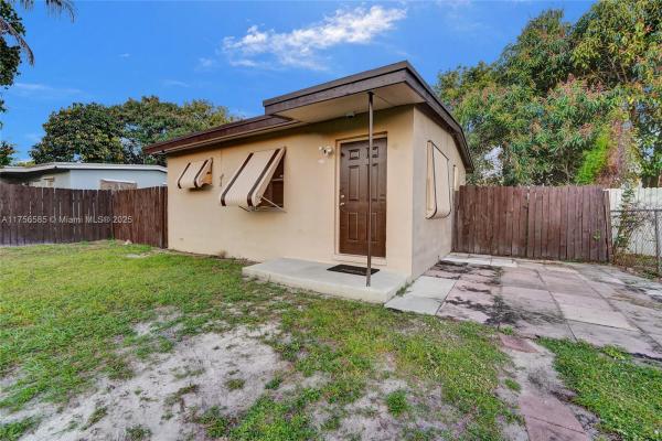 Lauderdale Manors, 1725 Lauderdale Manor Dr, Fort Lauderdale, Florida 33311, image 1
