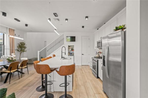 Oak Tree, 4461 Waterside Dr, Oakland Park, Florida 33309, image 1