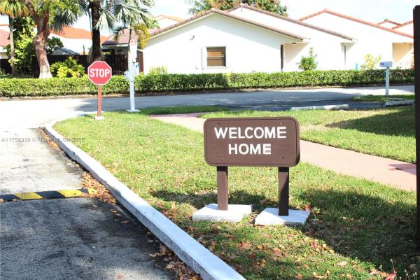 Lakewood Townhome Villas, 1326 SW 124th Pl, Tamiami, Florida 33184, image 3