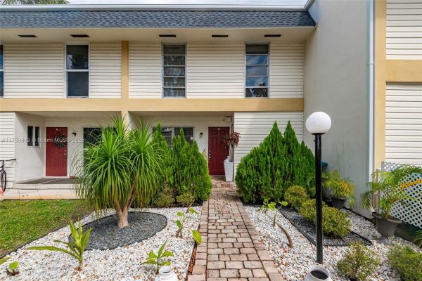 Hollywood Gardens, 3331 Farragut St #8B, Hollywood, Florida 33021, image 1