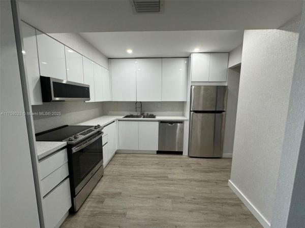 De Soto Park South, 2000 Atlantic Shores Blvd #304, Hallandale Beach, Florida 33009, image 1