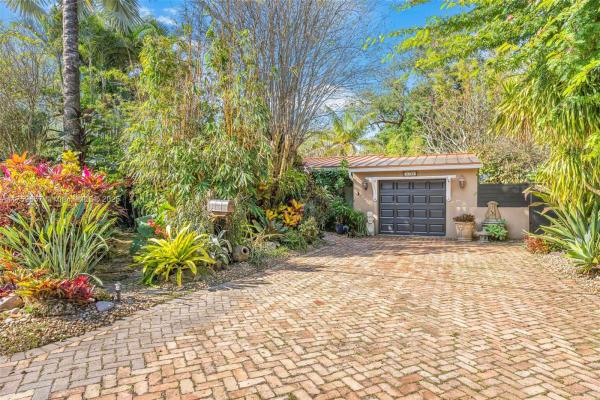 Twin Lakes Manor, 6130 SW 63rd Ave, South Miami, Florida 33143, image 2