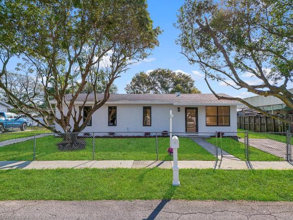 Modular Manor, 19911 Coral Sea Rd, Cutler Bay, Florida 33157, image 2