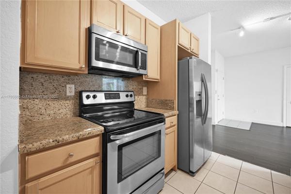 Valencia, 6001 SW 70th St #514, South Miami, Florida 33143, image 2