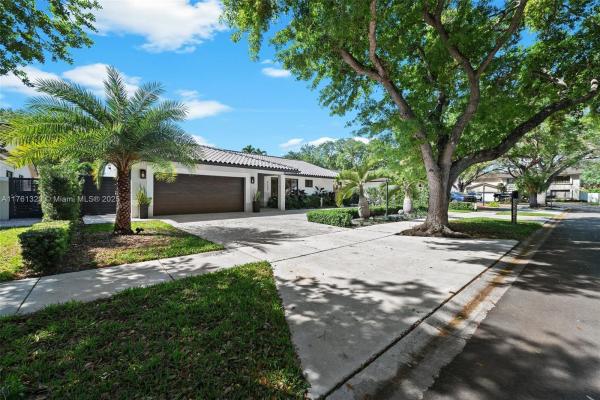 Royal Oaks, 8360 NW 167th Ter, Miami Lakes, Florida 33016, image 2