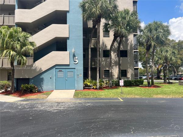 Colony Point, 1001 Colony Point Cir #114, Pembroke Pines, Florida 33026, image 1