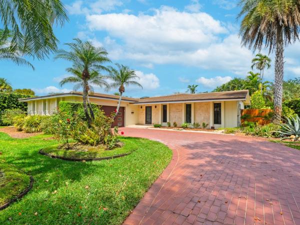 Loch Lomond, 15901 W Troon Cir, Miami Lakes, Florida 33014, image 1