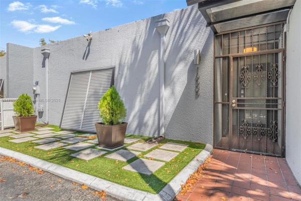 Windmill Gate, 16505 Fox Den Ct, Miami Lakes, Florida 33014, image 1