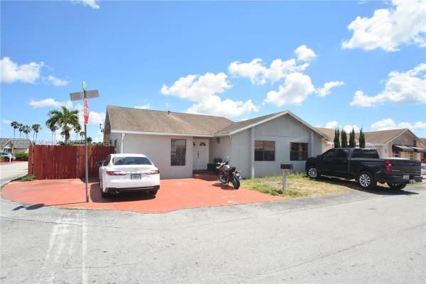 704 SW 97th Place Cir, Unincorporated Dade County, Florida 33174, image 1