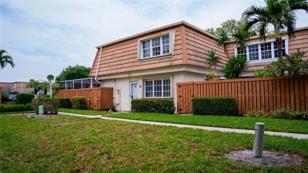 Winchester Courts, 4270 Hazel Ave #B, Palm Beach Gardens, Florida 33410, image 1