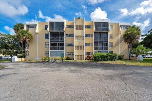 922 NE 199th St #206, Unincorporated Dade County, Florida 33179, image 1