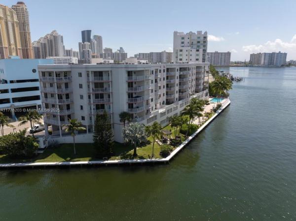 Les Pelicans, Sunny Isles Beach, Florida 33160, image 3