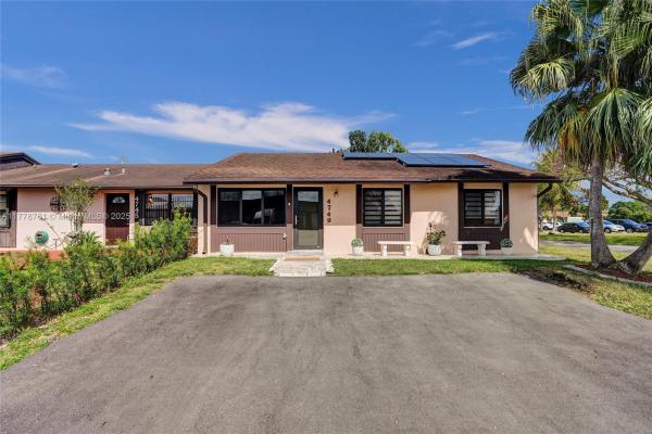 San Sebastian Townhouses, 4749 SW 135th Pl, Kendale Lakes, Florida 33175, image 1