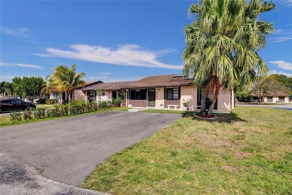San Sebastian Townhouses, 4749 SW 135th Pl, Kendale Lakes, Florida 33175, image 3