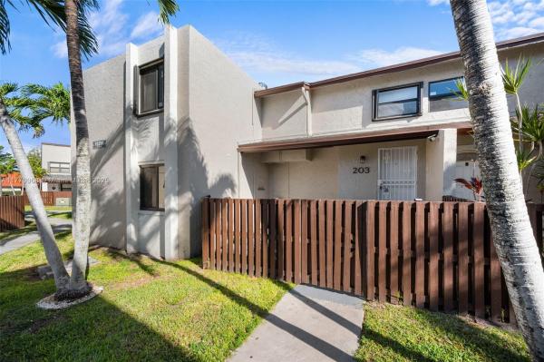 Indian Lake Village, 10296 NW 9th St Cir #203, Fountainebleau, Florida 33172, image 1