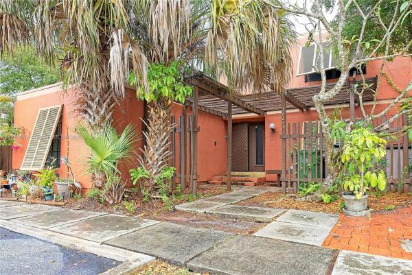 Villas East, 10275 Greenhouse Rd, Pembroke Pines, Florida 33026, image 1